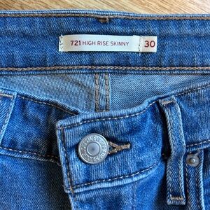 Levi’s 721 high rise skinny, 30 waist, medium wash, never worn!